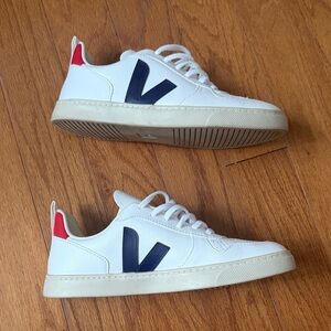 Veja Sneakers - youth 6.5 or women’s 7.5